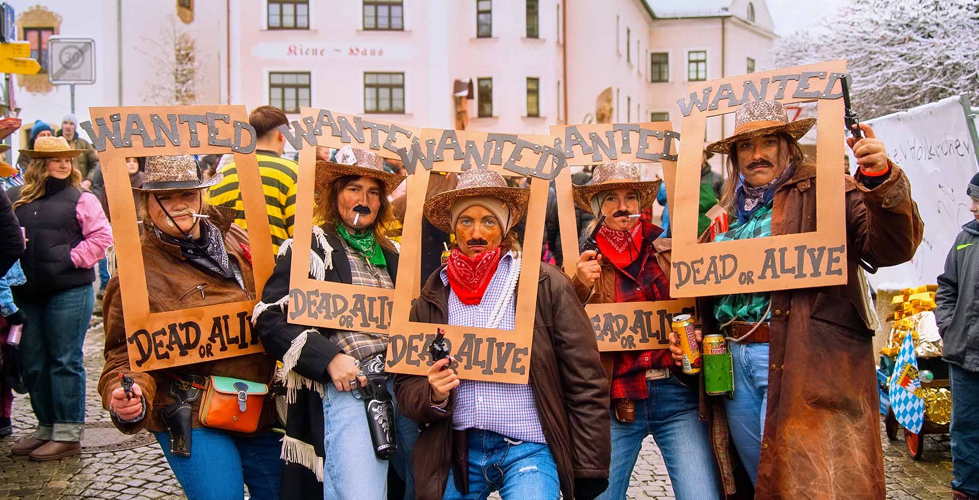Faschingsumzug Holzkirchen 2026 - De Damischen auf der Münchner Straße
