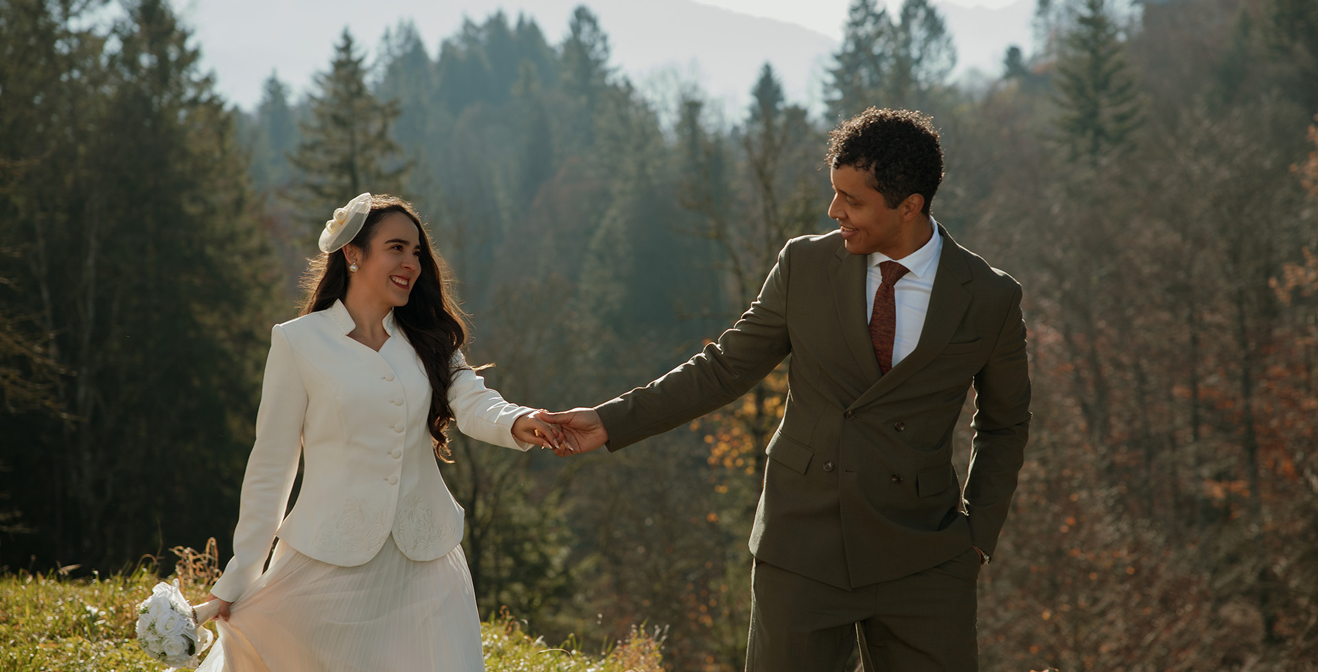 Hochzeitspaar mit Panoramablick auf die Berge in Berchtesgaden