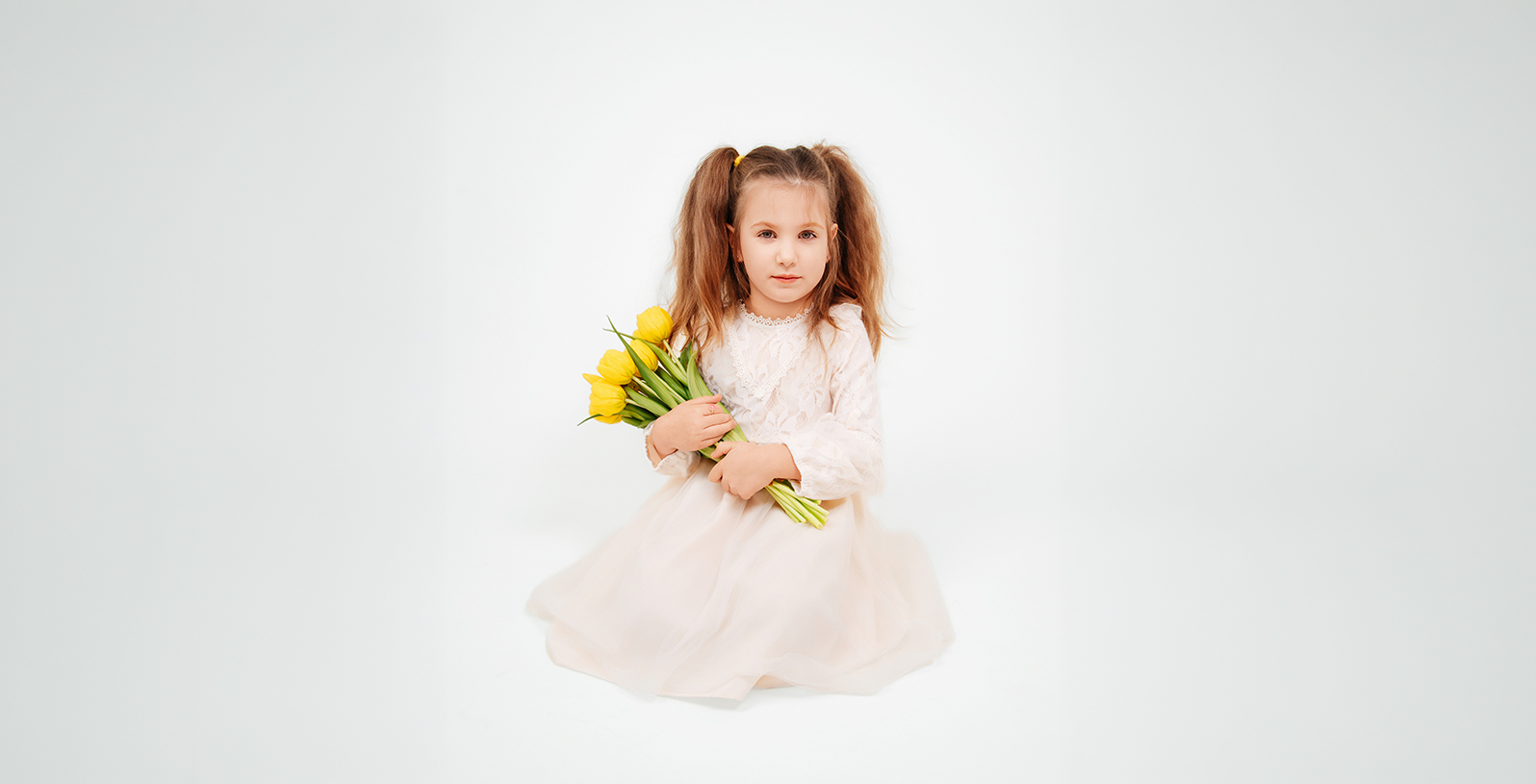 Mädchen mit Blumenstrauß beim Oster-Fotoshooting in Bayern
