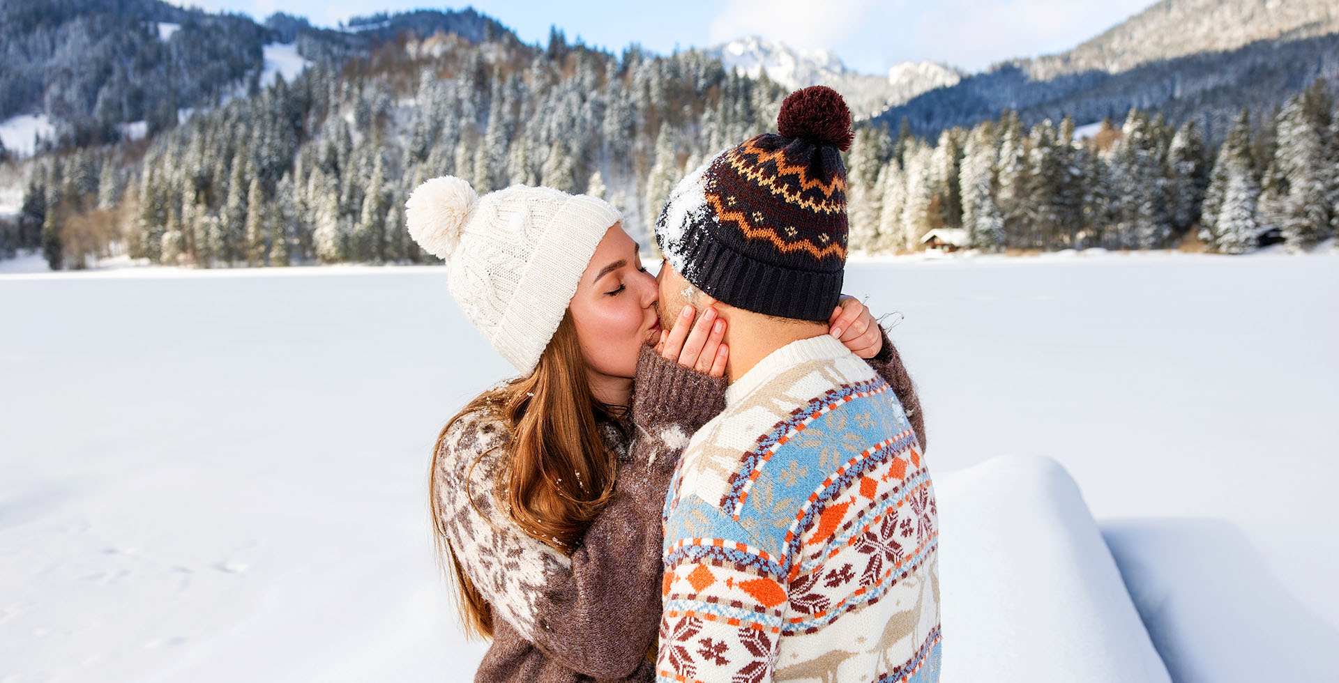 Paarfotoshooting am Spitzingsee im Winter - romantische Szene im Schnee