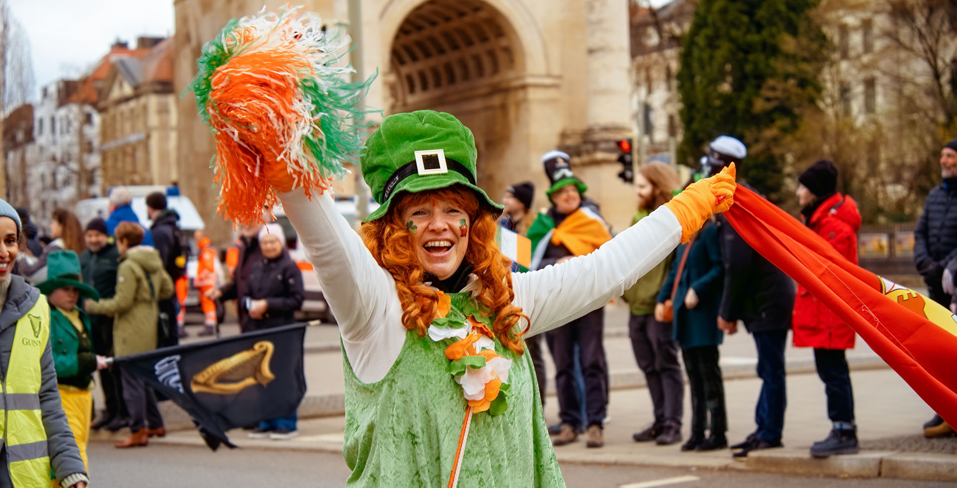 St. Patrick's Day Parade am Siegestor in München – bunte Menge und irische Musik