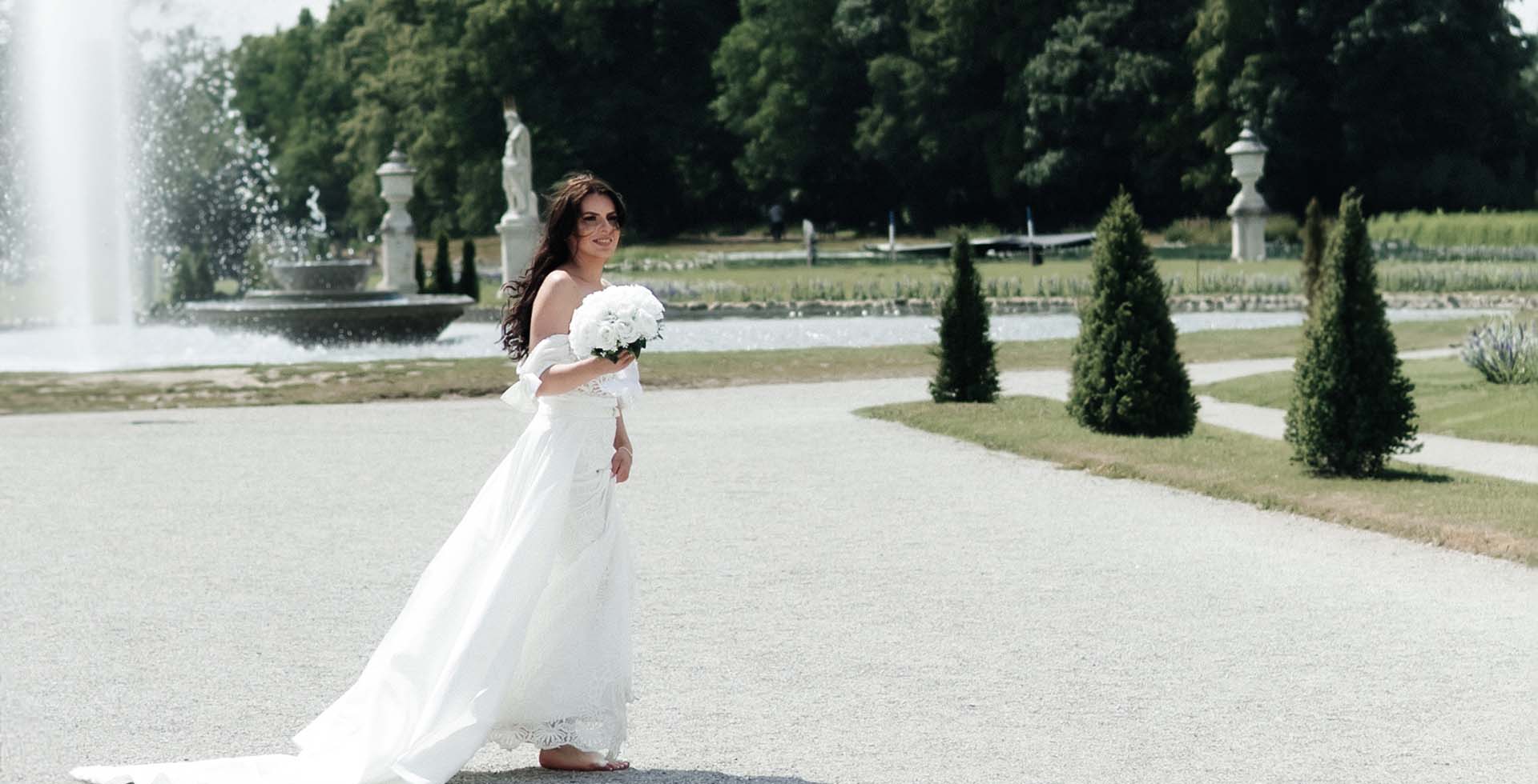 Braut in einem weißen Kleid mit Blumen